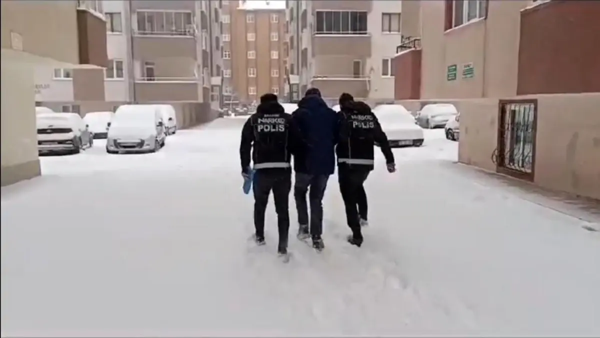 Erzurum'da Sokak Satıcılarına Operasyon: 3 Tutuklama