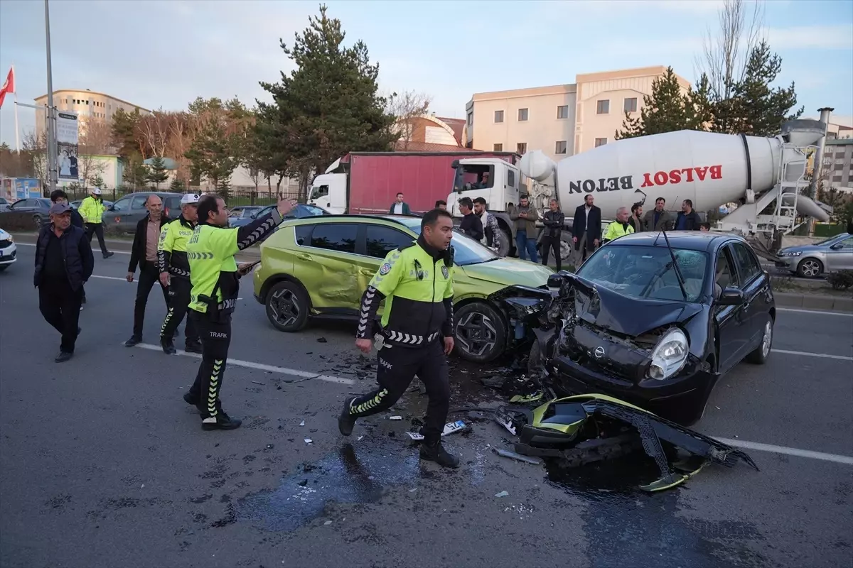 Erzurum'da Ters Yöne Giren Otomobil Kazaya Neden Oldu