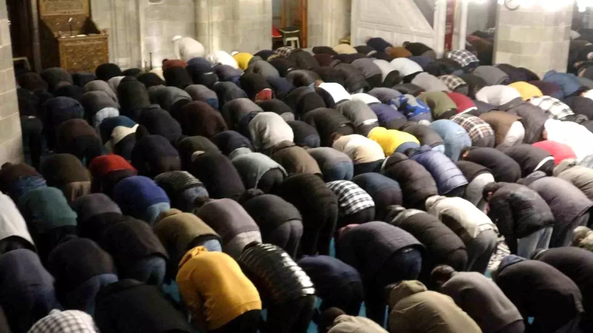 Erzurum'da Vatandaşlar İlk Teravih Namazı İçin Camilere Akın Etti