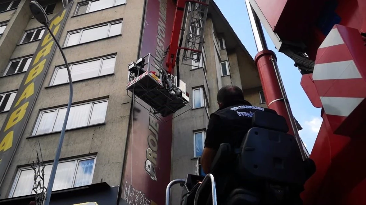 Erzurum'da Yerinden Sökülen Devasa Tabela Faciadan Dönüldü