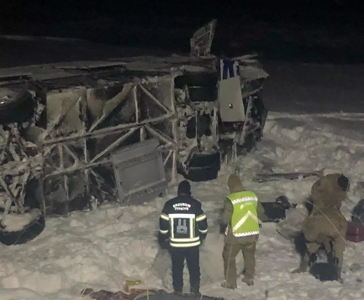 Erzurum'da Yolcu Otobüsü Devrildi: 38 Yaralı
