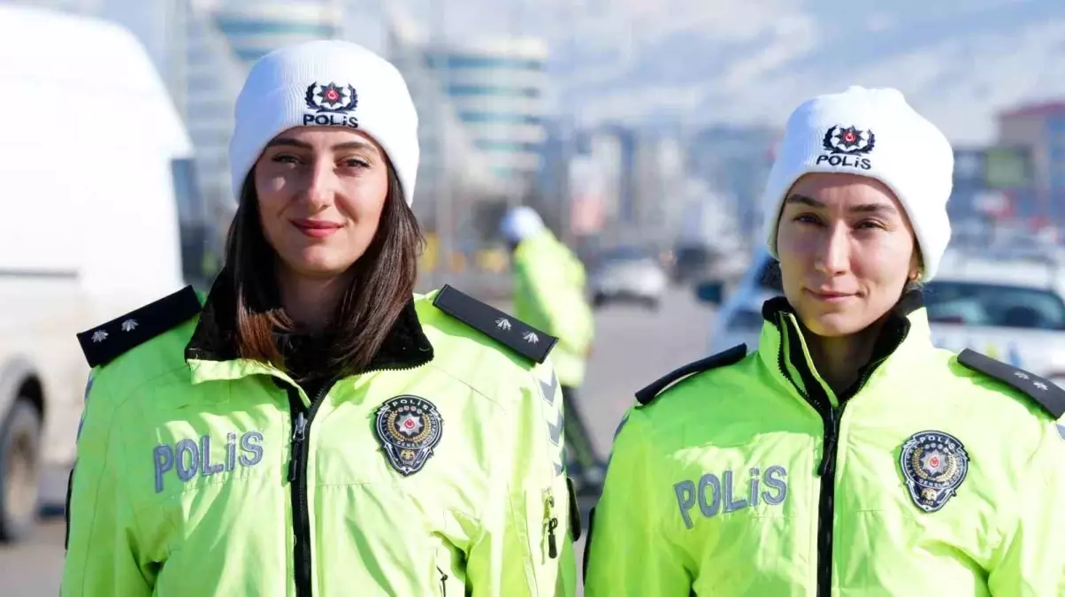 Erzurum'un Trafiğini İki Kadın Komiser Yönetiyor