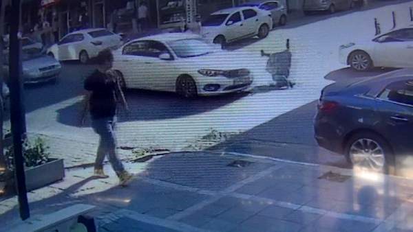 Esenyurt'ta otomobilin bir kadına çarpma anı kamerada