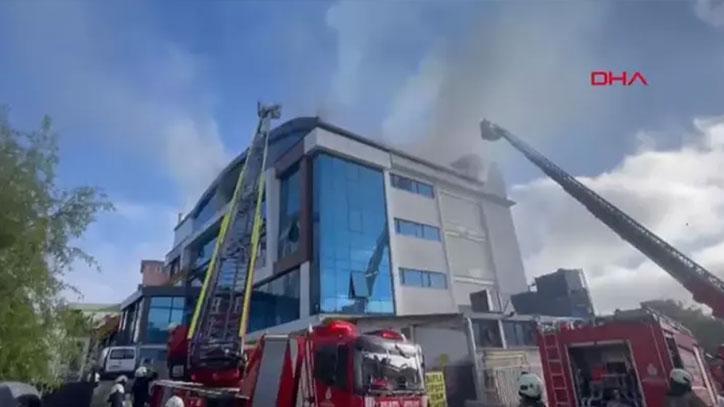 Esenyurt'ta tekstil fabrikası yanıyor