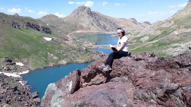 Farkındalık için Sat Gölleri'nde kitap okudu