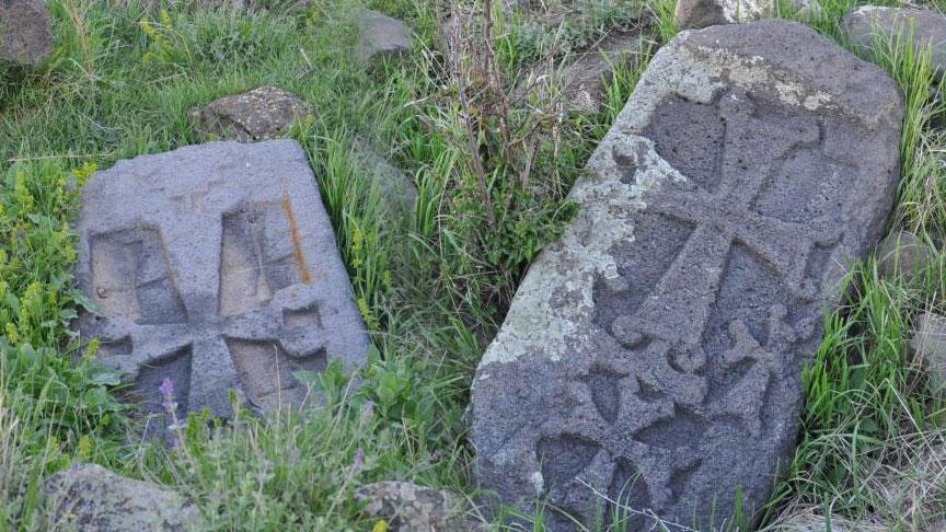Farklı şekillerde haç işaretleri mezarlıklar! Gören bir daha bakıyor