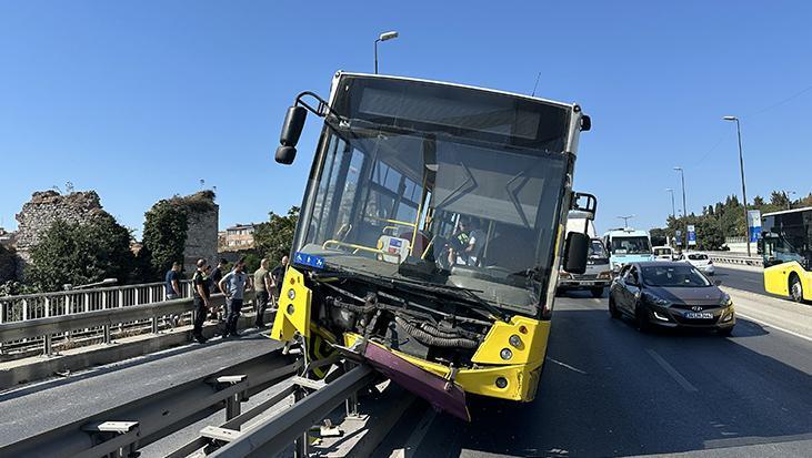 Fatih'te İETT otobüsü çelik bariyerlerde asılı kaldı
