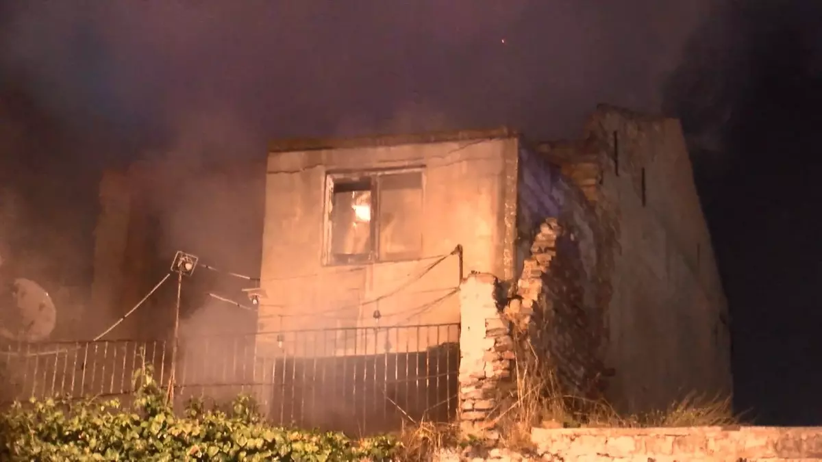 Fatih’te korkutan gece: İki katlı bina bir anda alev aldı