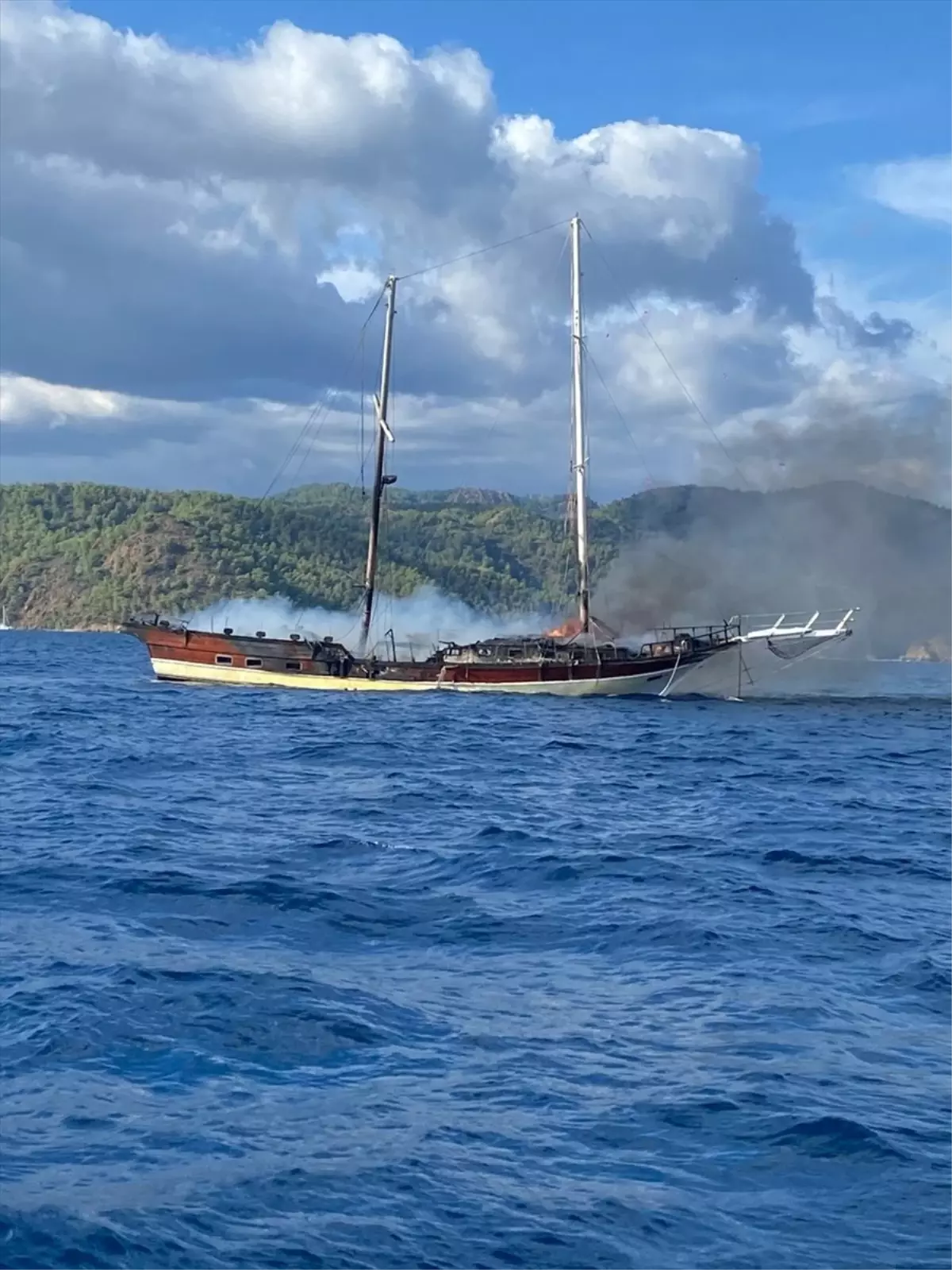 Fethiye’de Tekne Yangını: Alev Alan Gulet Söndürme Çalışmaları Sırasında Battı