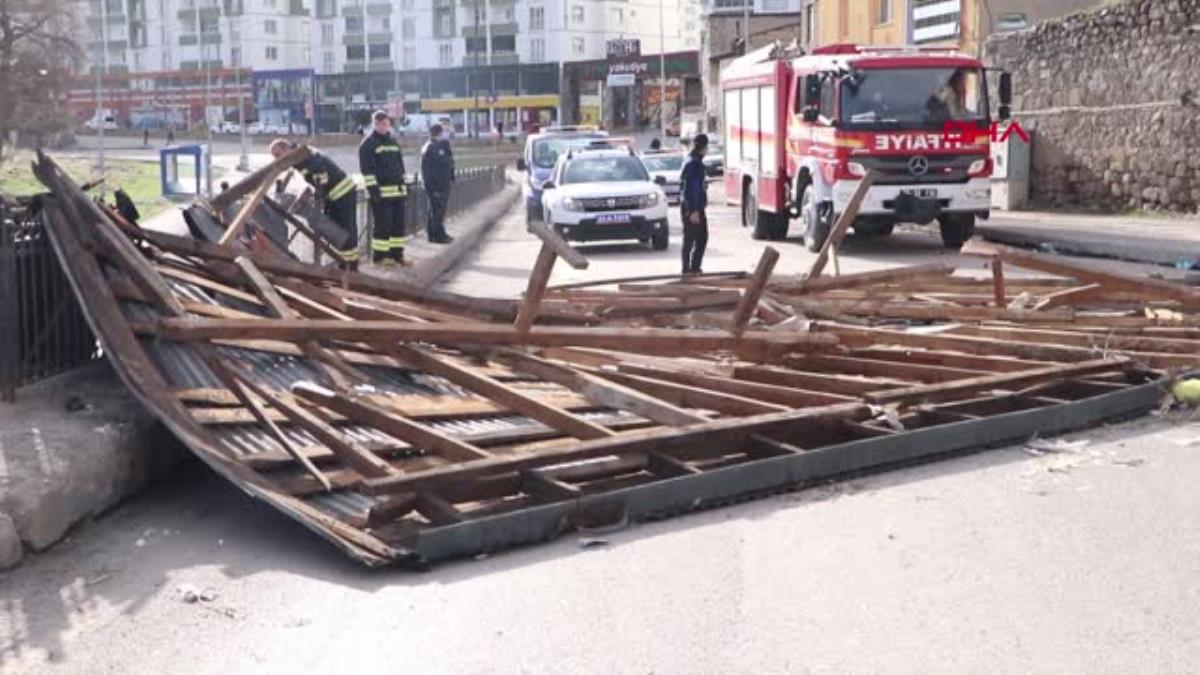 Fırtına Binanın Çatısını Uçurdu Yol Trafiğe Kapandı 