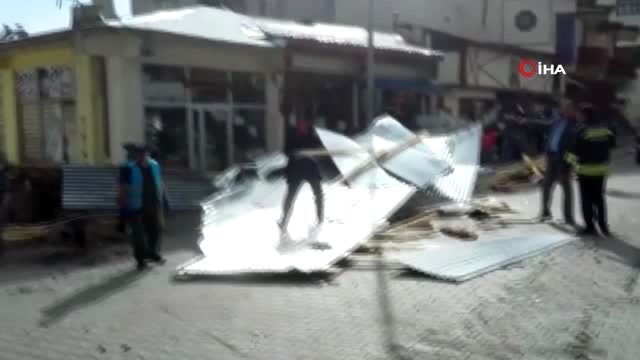 Fırtına çatıları uçurdu