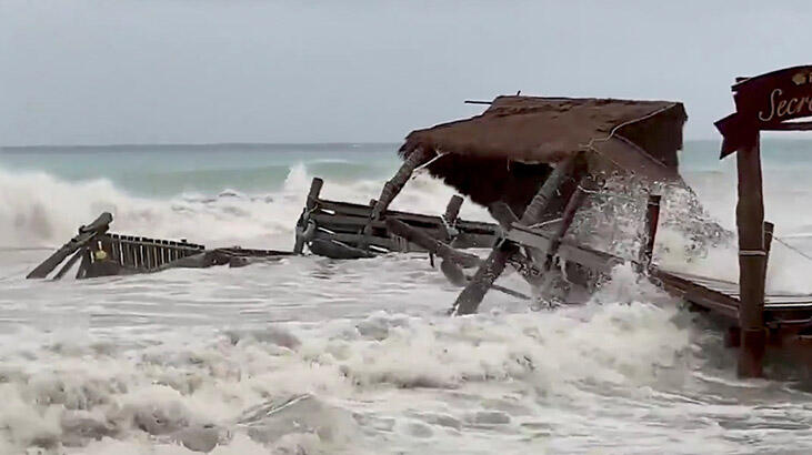 Gamma tropikal fırtınası 6 can aldı