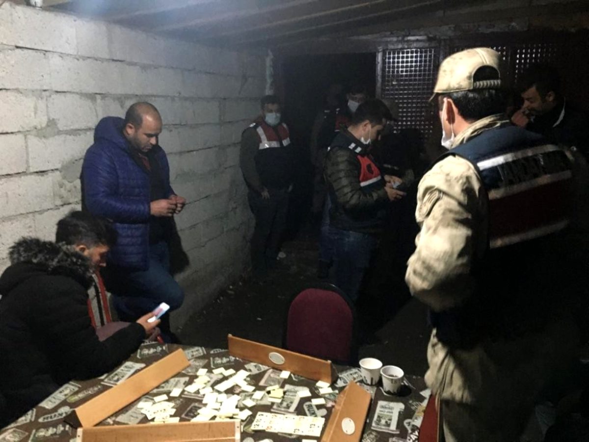 Garajda okey oynarken yakalanınca, kahkaha attılar