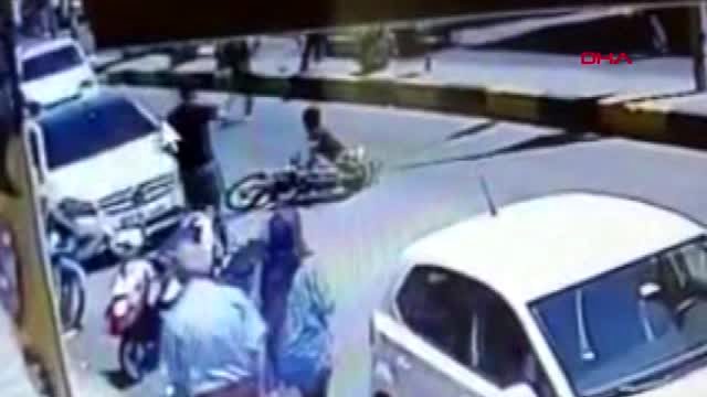 GAZİANTEP KUCAĞINDA ÇOCUĞUYLA KARŞIYA GEÇERKEN MOTOSİKLET ÇARPTI