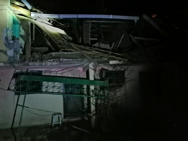 Gece yarısı patlayan tüp evlerini başlarına yıktı