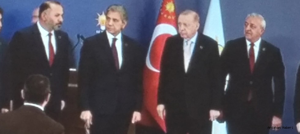 Göle Belediye Başkanı Budak, Cumhurbaşkanı Erdoğan’ın Taktığı Rozetle Resmen AK Parti’de