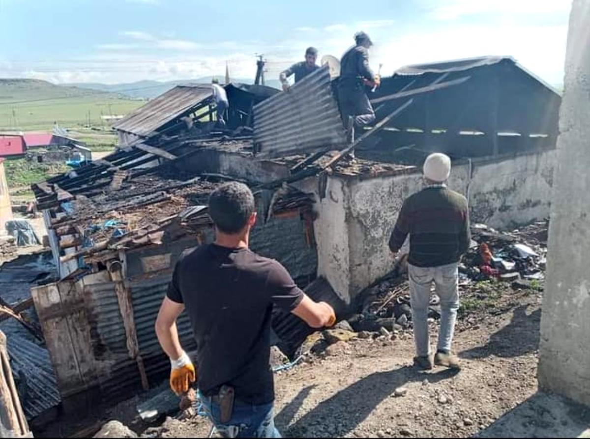 Göle de Çatıda bulunan otlar alev aldı