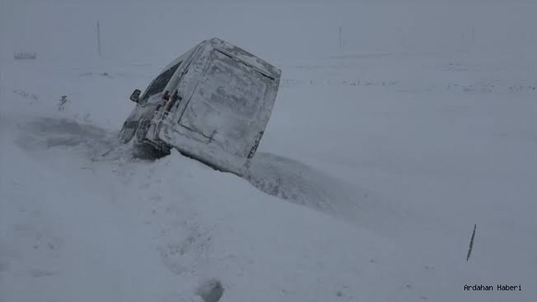 Göle de Kara Saplanan Cenaze Aracı Vatandaşların Yardımıyla Kurtarıldı