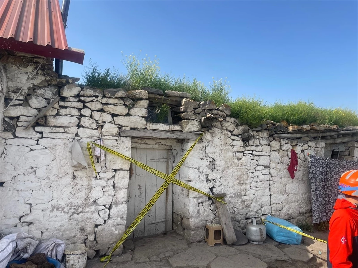 Göle de sağanak nedeniyle evin çatısı çöktü, kadın ağır yaralandı