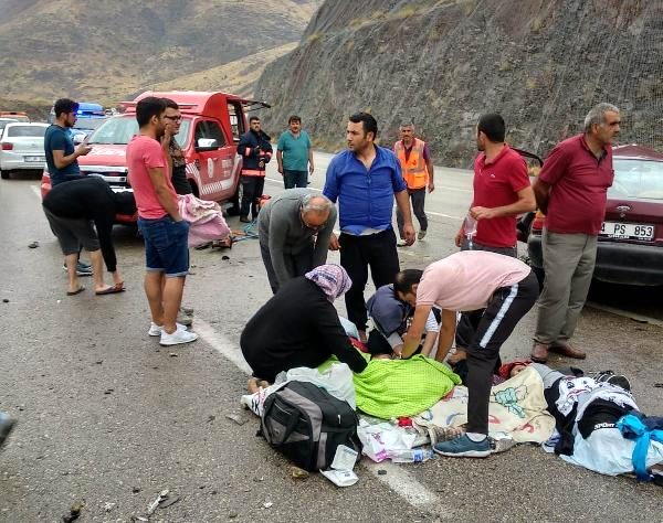 Hafif ticari araç ile otomobil çarpıştı: 1 ölü, 7 yaralı