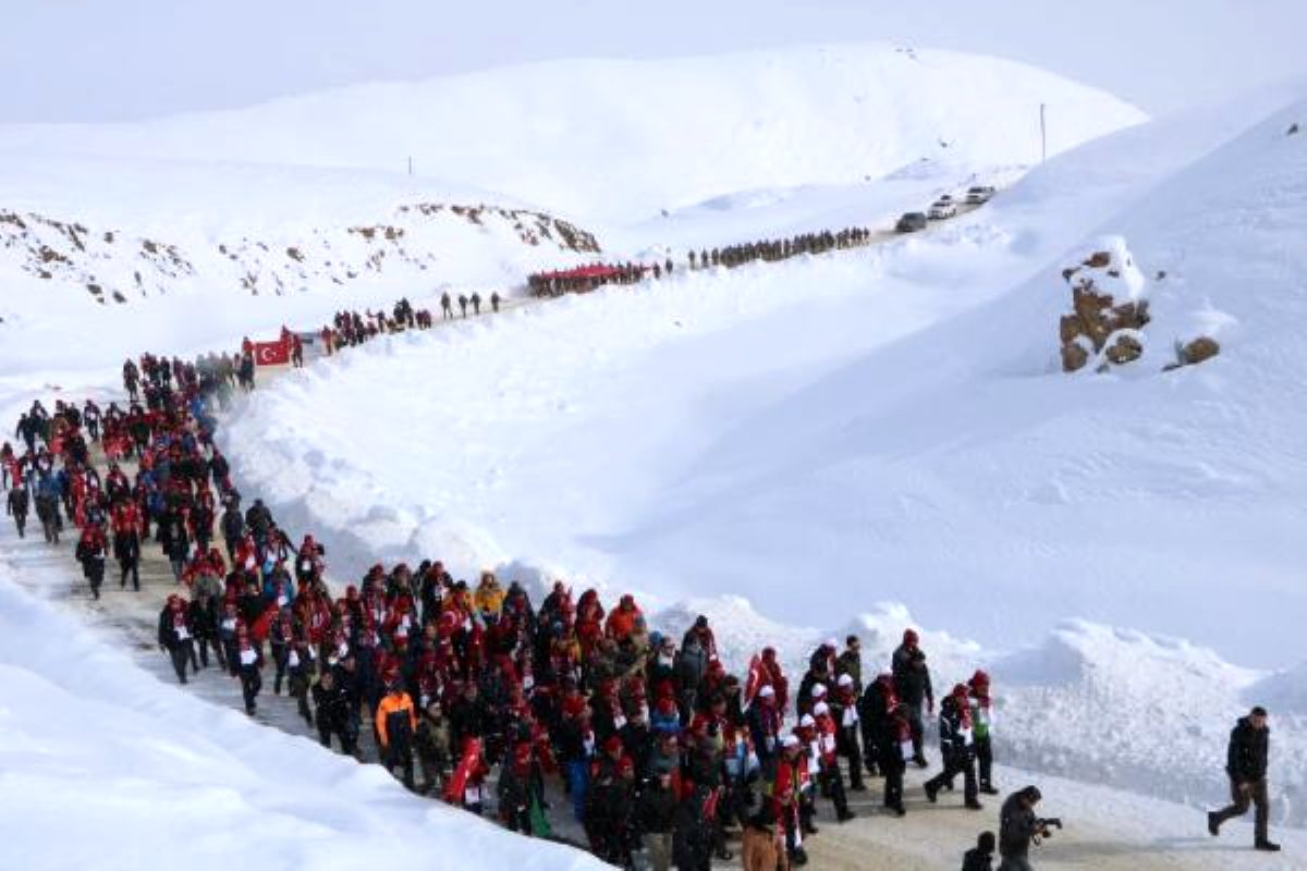 Hakkari'de, Sarıkamış şehitleri için yürüyüş