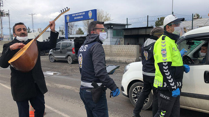 Halk ozanı Arif Gülcani, polislere saz çalıp şarkı söyleyerek teşekkür etti