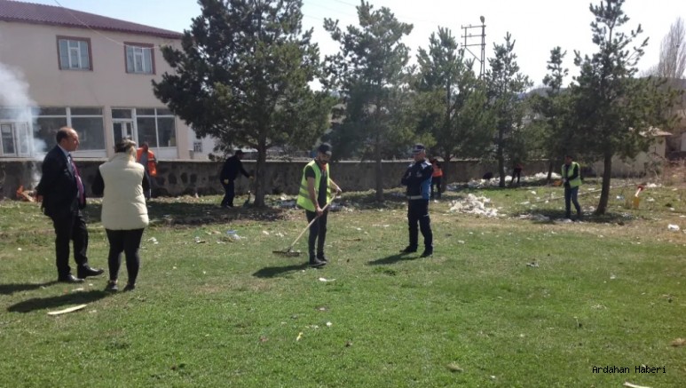 Hanak Belediye Başkanı Erdal Kurukaya’nın ilk icraatı çevre temizliği oldu.