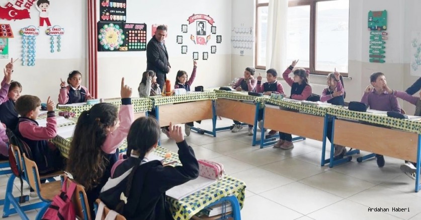 Hanak İlçe Milli Eğitim Müdürü Mesut Yolcu, Ortakent İlk ve Ortaokulu’nda Matematik Dersine Katıldı