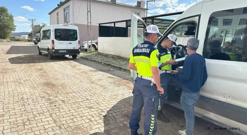 Hanak’ta Jandarma ve Polis ekiplerinden okul servisi denetimi