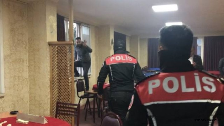 Hanak’ta kumar oynandığı iddia edilen işyerine polis baskın yaptı