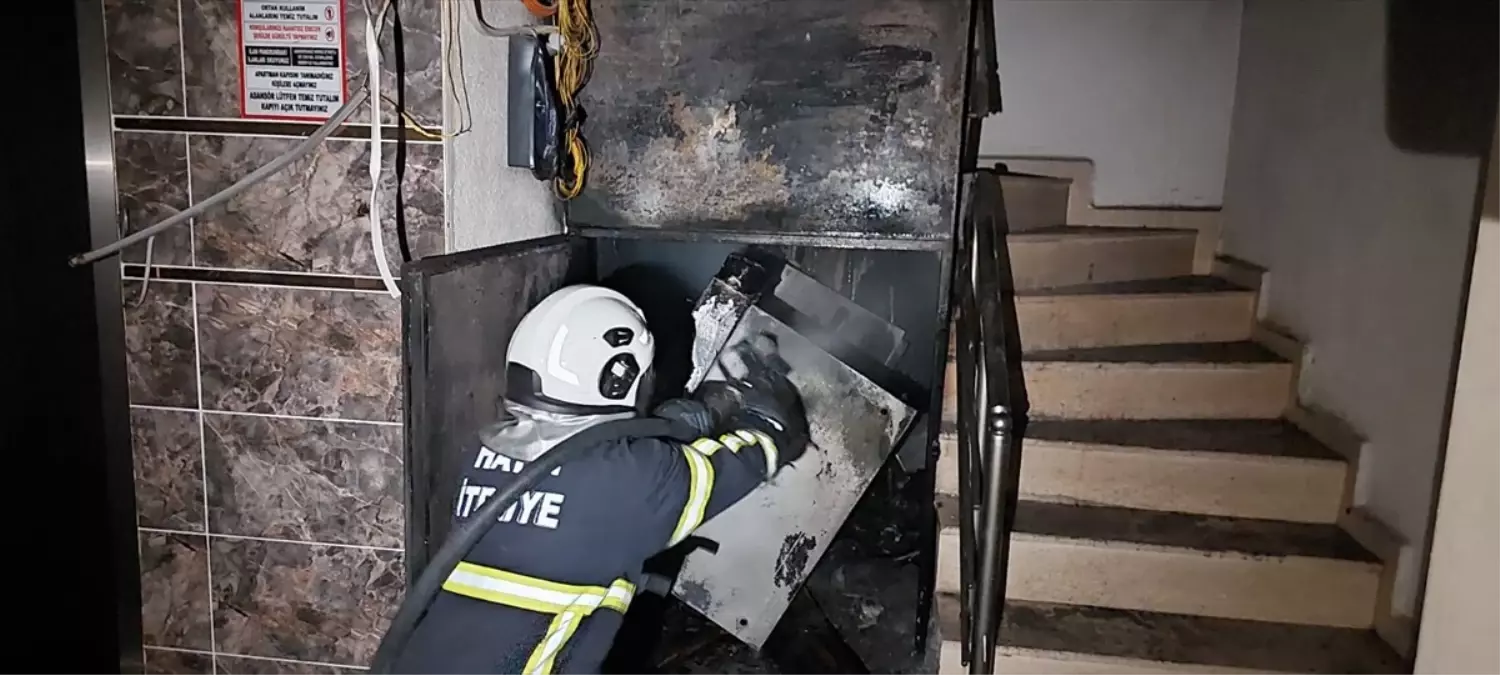 Hatay’da apartman yangını: 2 kişi dumandan etkilendi
