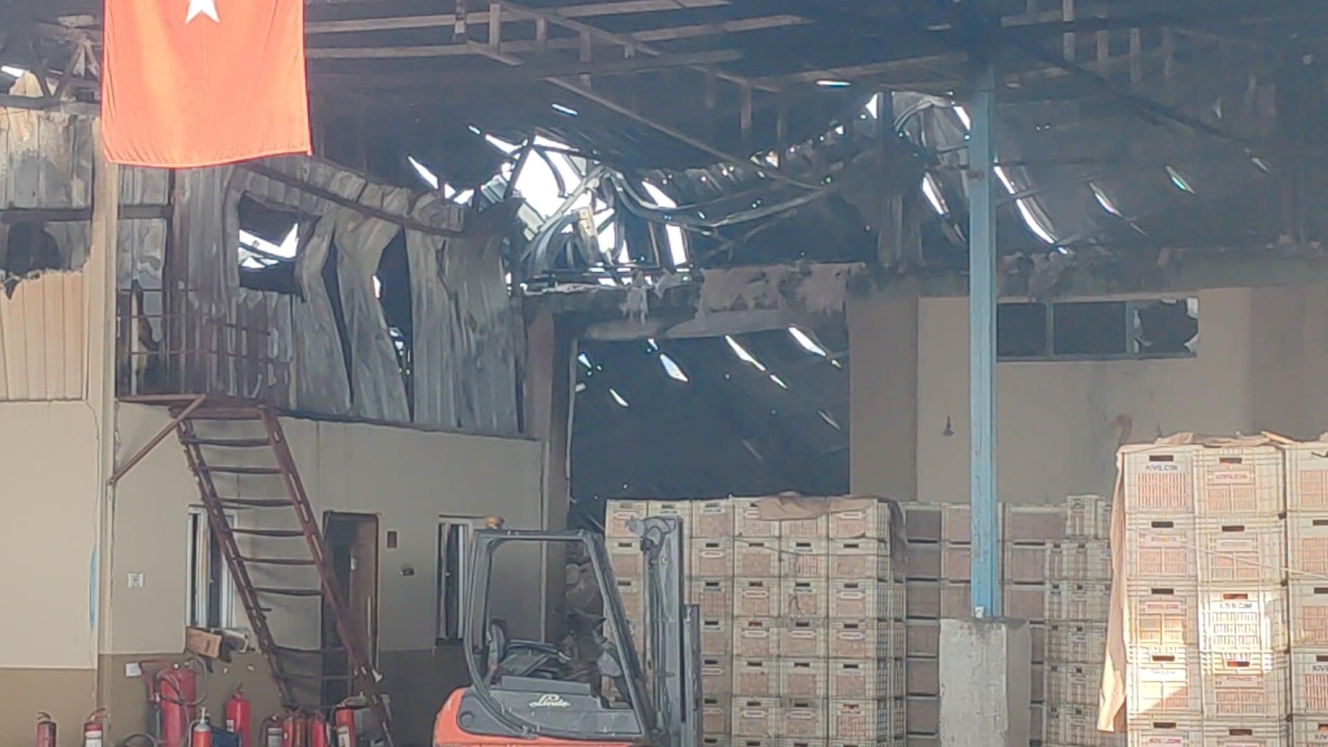 Hatay’ın Erzin ilçesinde narenciye paketleme fabrikasında çıkan yangında 19 yaşındaki işçi hayatını kaybetti.