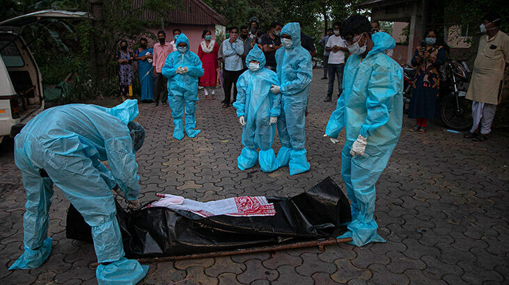 Hindistan'da son 24 saatte 903 kişi daha öldü