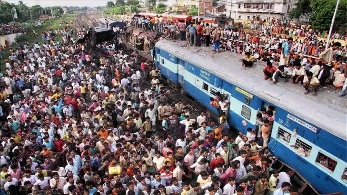 Hindistan'da tren istasyonu izdihamında 16 kişi hayatını kaybetti