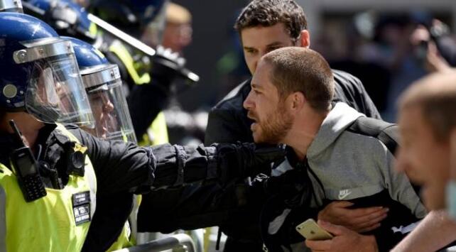 İngiltere'de aşırı sağcılar polise saldırdı
