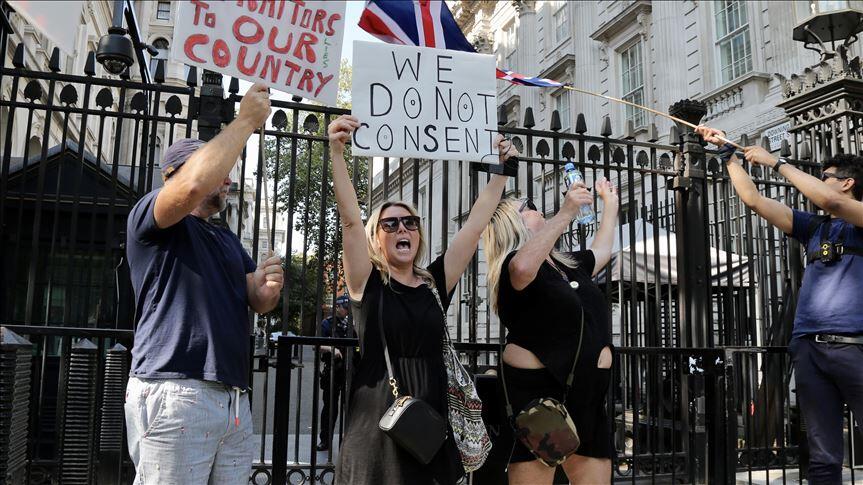 İngiltere'de yeni kısıtlama protesto edildi