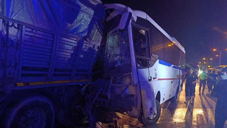 İşçi servis minibüsü, park halindeki TIR’a çarptı: 5’i ağır, 20 yaralı