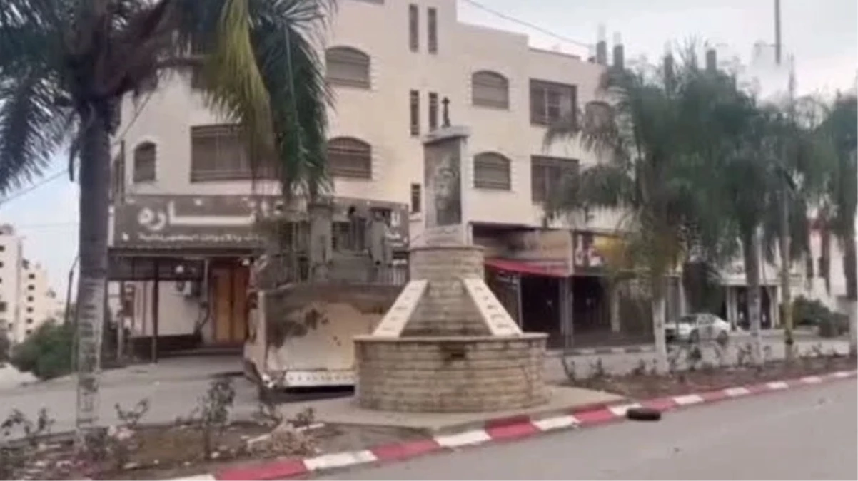 İşgalci İsrail ordusu, Batı Şeria'da Yaser Arafat'a ait anıtları buldozerle yıktı