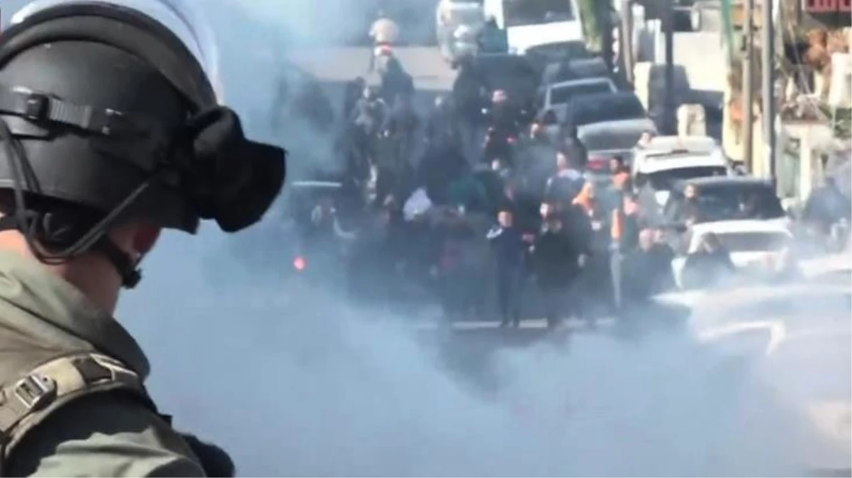 İsrail polisi, Mescid-i Aksa'da namaz kılan Müslümanların üzerine gaz bombası attı