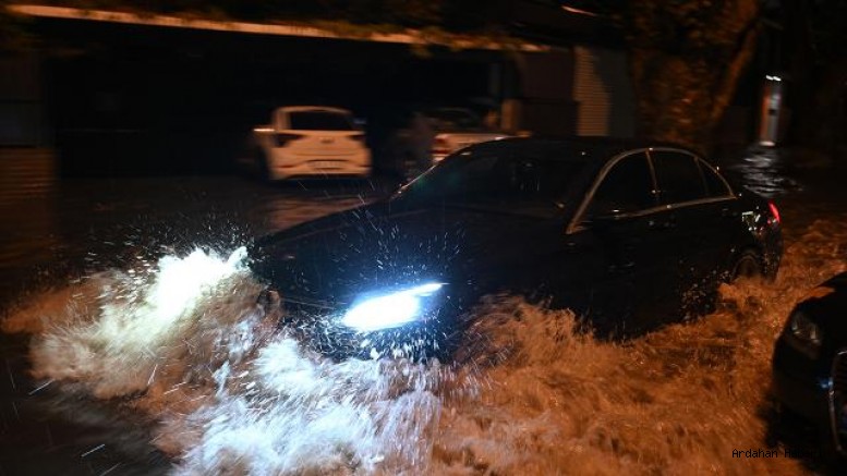 İstanbul’da Sağanak Alarmı: Yollar Göle Döndü, Araçlar Yolda Kaldı