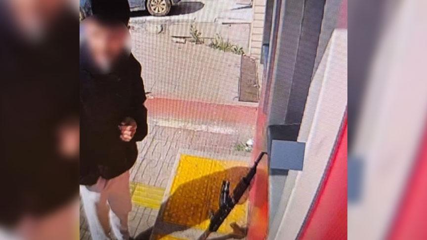 İstanbul'da akılalmaz anlar! Uzun namlulu silahla gelip ATM'den para çekti