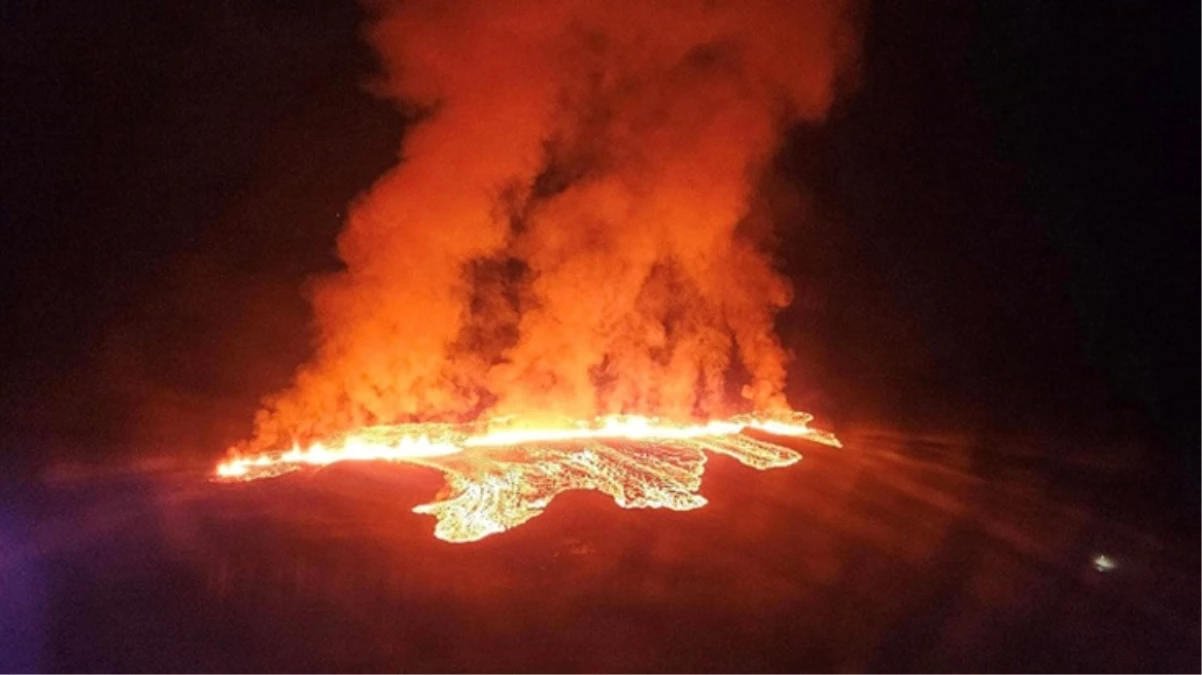 İzlanda'da yanardağ patladı, kasaba tahliye edildi