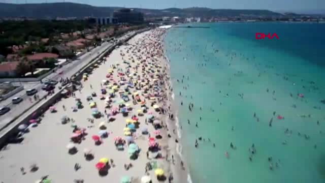 İZMİR de Tatilciler Ilıca Plajı'na akın etti