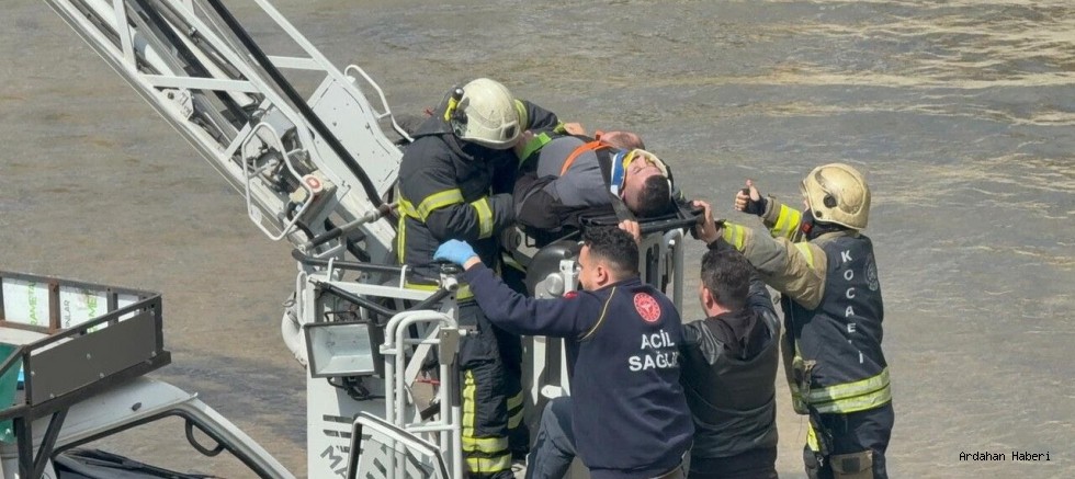 İzmit'te Feci Kaza: Dereye Uçan Kamyonetin Sürücüsü Kurtarılamadı