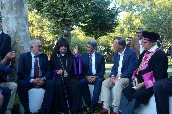 İzzet Keribar'ın gözünden Akdamar sergisi açıldı