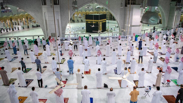 Kabe'de 7 ay sonra yeniden cemaatle namaz kılındı