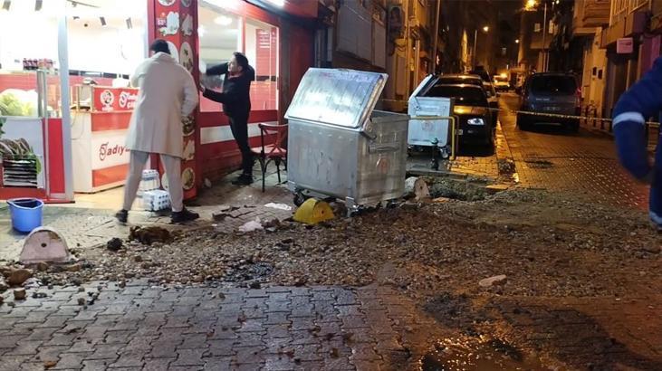 Kadıköy'de su şebekesi patladı! Fışkıran su metrelerce yükseldi! 5 katlı bina tahliye edildi
