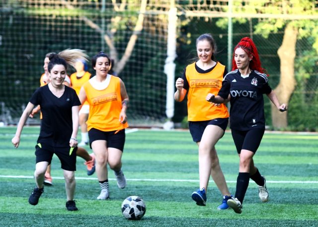 Kadınlar sahaya indi