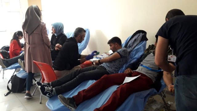 Kafkas Üniversitesi öğrencilerinden Kızılay'a kan bağışı