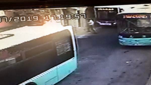 Kağıthane'de yokuş aşağı kayan otobüs iş yerine girdiği anlar kamerada